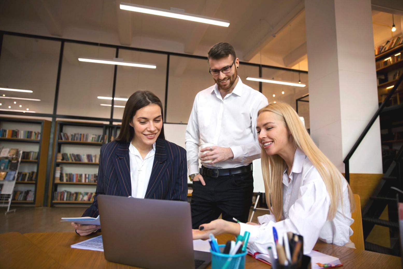Sesión de formación financiera online con estudiante trabajando en análisis de datos