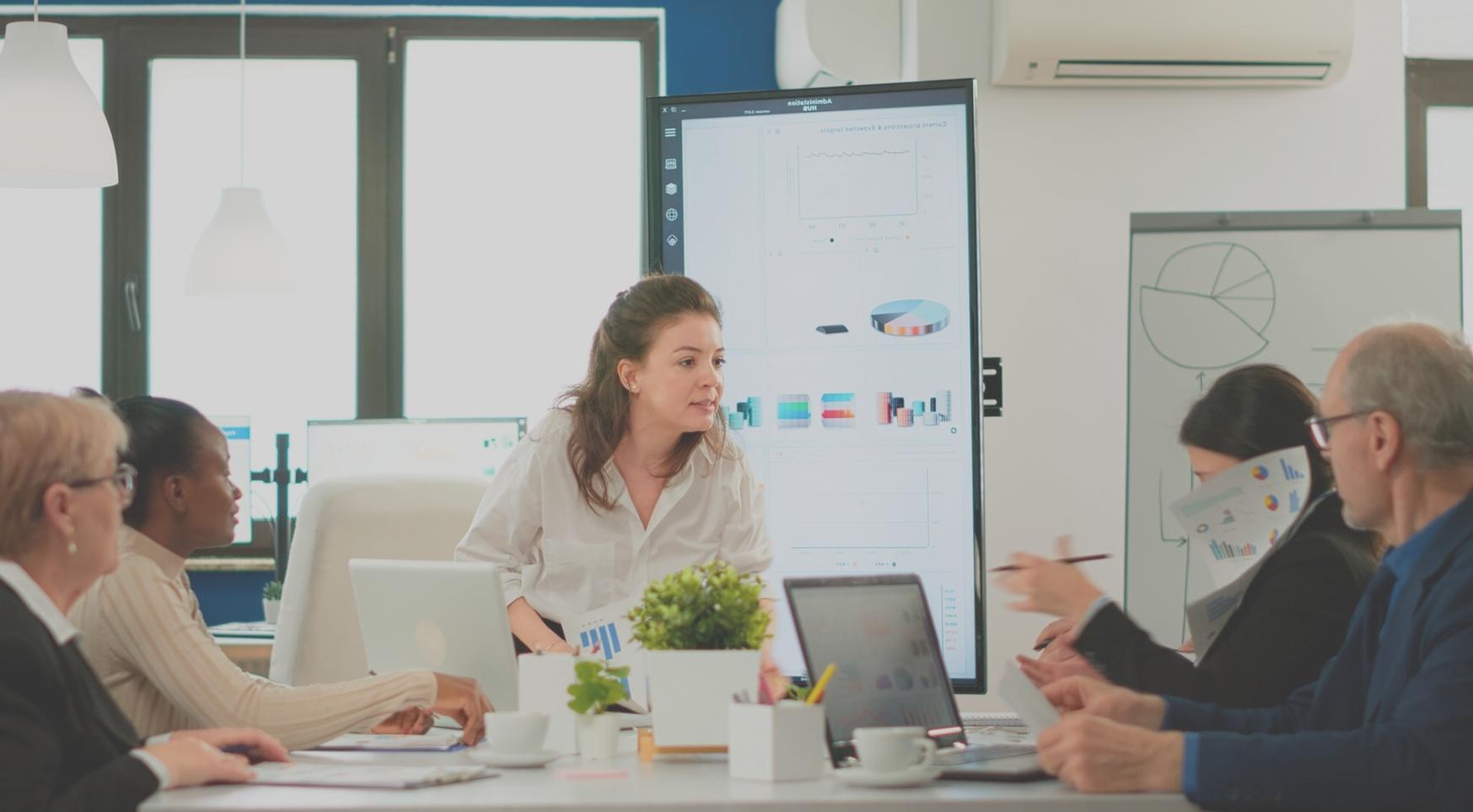 Equipo de profesionales trabajando en estrategias financieras colaborativas